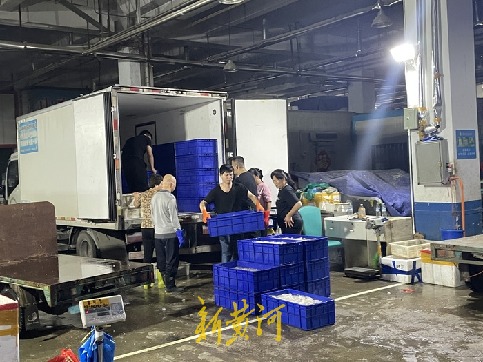 开海后新鲜水产登陆济南市场，价格稳定，市民购买热情高涨4
