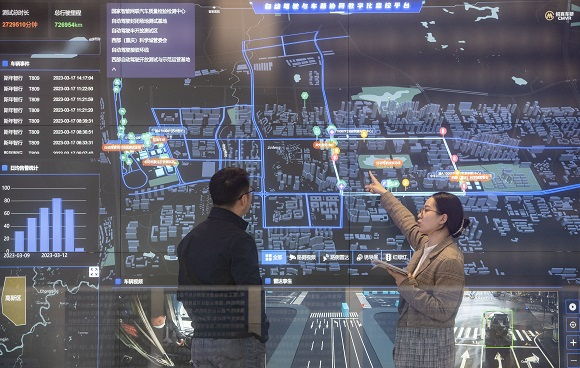 在位于西部（重庆）科学城的自动驾驶与车路协同数字化监控平台，重庆移动与招商车研工程师正在对北斗高精度定位技术及车路协同技术进行优化。重庆移动供图    华龙网发