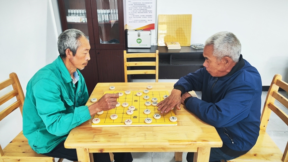 村民在渝馨家园下象棋。实习生 陈莉 摄