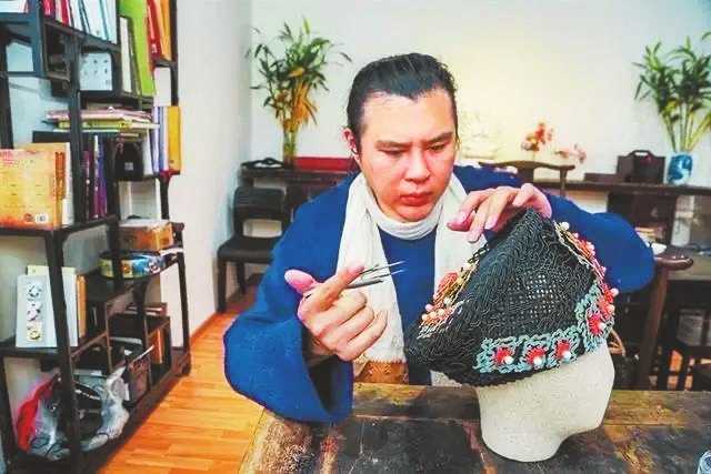 左书侨正用镊子将花丝掐制成型。（受访者供图）