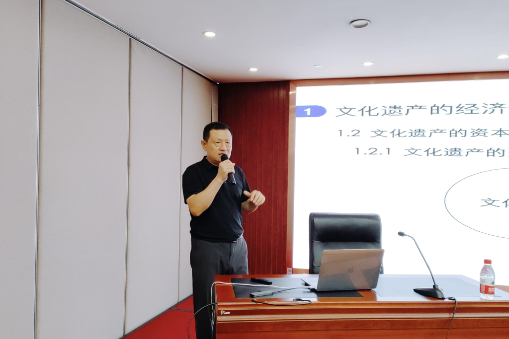 中国传媒大学文化产业管理学院教授、博士生导师贾旭东应邀演讲。主办方供图