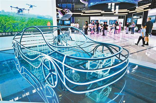 The exhibitor finished arranging their exhibition at Chongqing International Expo Center on September 3. (Photographed by Long Fan and Xie Zhiqiang / Visual Chongqing)