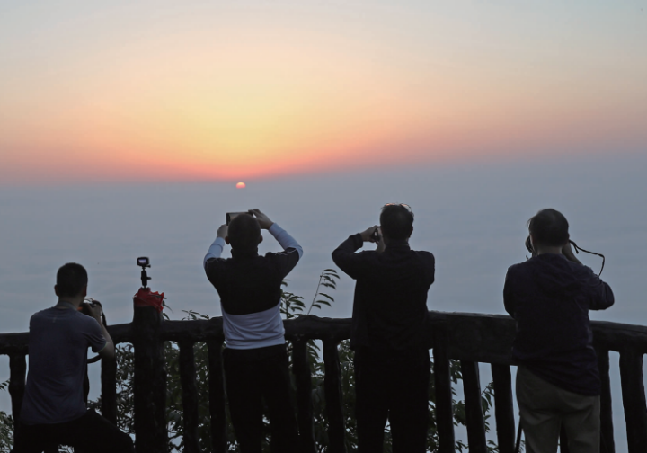 近日，在摩围山景区，不少游客前来看日出、观云海。