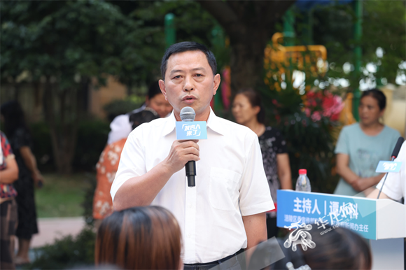 涪陵区政协副主席王保川回答市民提问。华龙网记者 李黎 摄