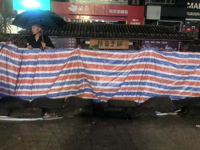 福州暴雨破“龙王”纪录！抗台风网红餐厅“筷子豪情”依旧坚挺1