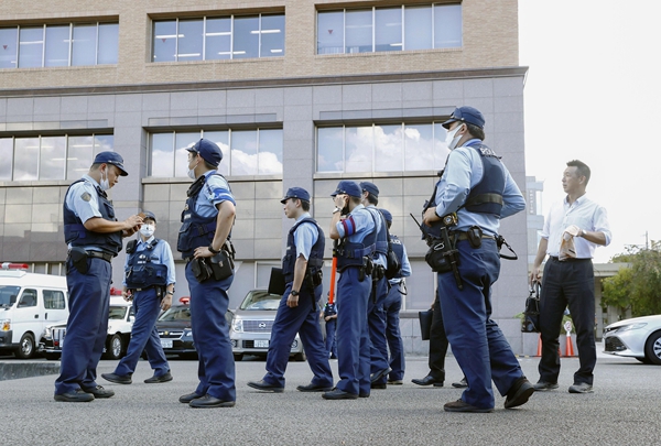  当地时间2023年9月5日，日本京都，警察聚集在日本西部京都京都地方法院外，2019年京都动画纵火案的第一次听证会即将举行。