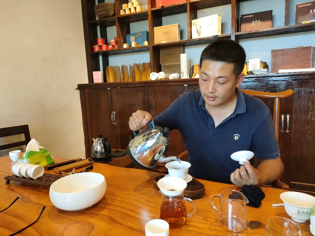 千年金山红传统制作技艺传承人吴科正在泡制大树茶。华龙网 徐云卿 摄