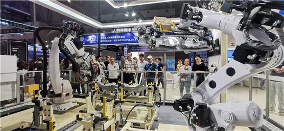 参观2023中国国际智能产业博览会。通讯员  赵武强 供图
