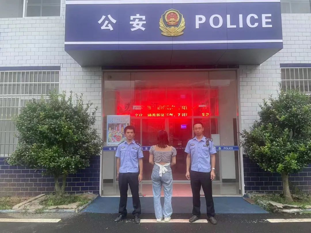 女主播进行户外涉黄直播当场被抓 已被依法采取刑事强制措施2