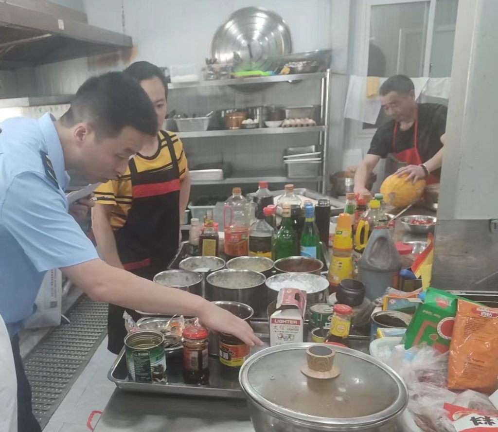 江北区对全区办理食品经营许可证的在建项目进行全覆盖食品安全检查。受访者供图