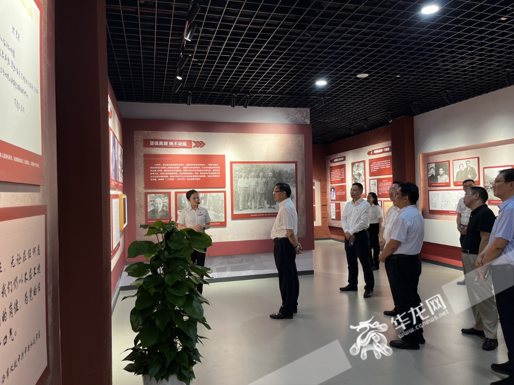 嘉宾参观专题展。华龙网记者吴礼霜 摄
