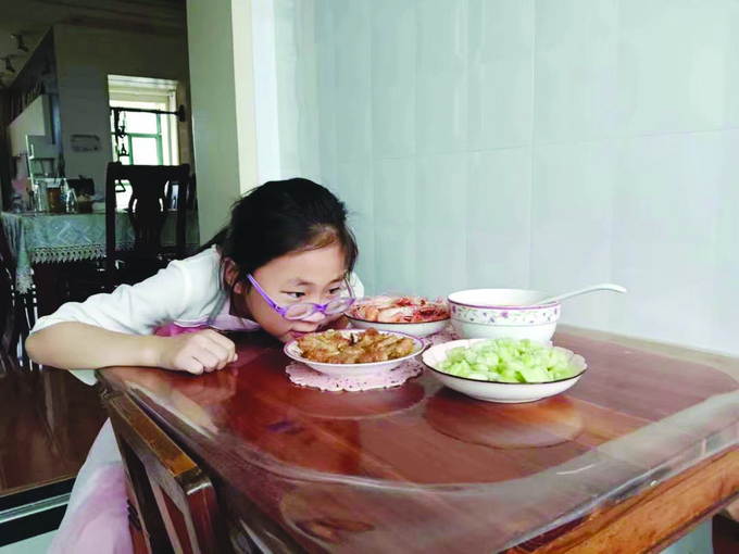 “四菜一汤”！老师亲自上门批改</p><p>这份“能吃”的暑假作业被班主任奖励100元