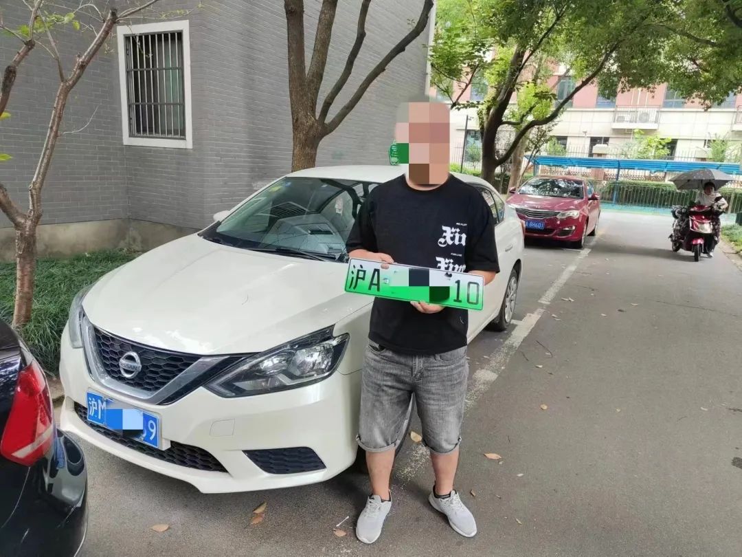 前车牌绿色,后车牌蓝色?一男子为省停车费伪造车牌进出小区被拘1