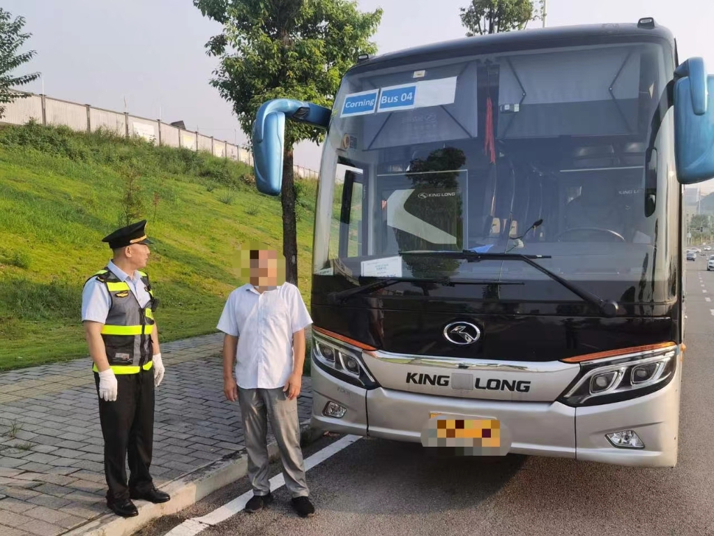 违规包车被查。重庆交通执法部门供图