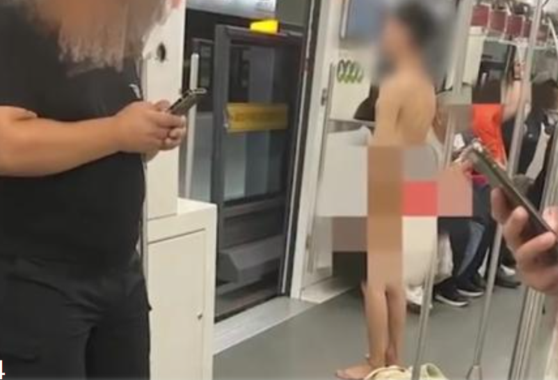 辣眼睛！一男子在上海地铁2号线上脱光衣物被警察带离1