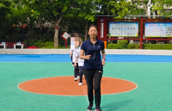 曹莉带孩子们上体育课。奉节县委宣传部供图 华龙网发