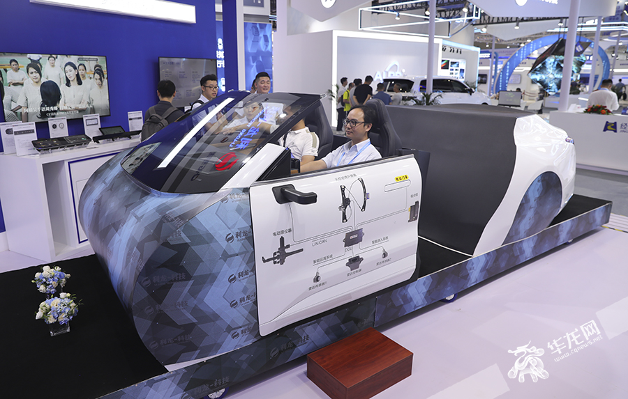 The intelligent cockpit full of cool tech attracts many viewers.