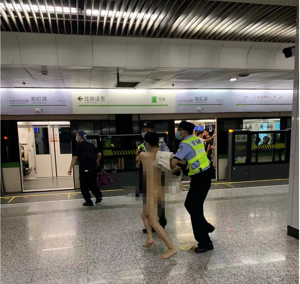 辣眼睛！一男子在上海地铁2号线上脱光衣物被警察带离2