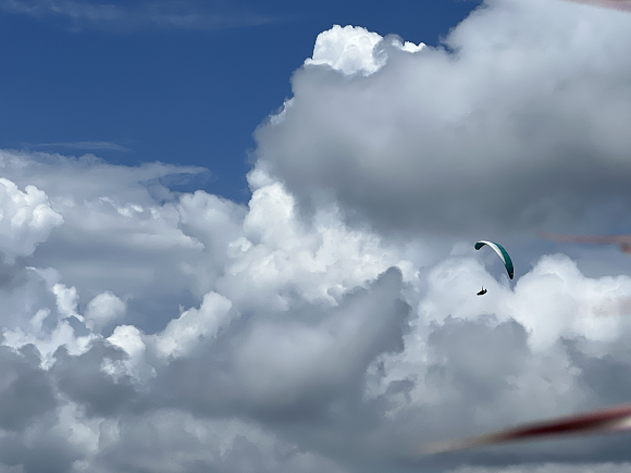 游客在鱼池镇体验滑翔伞。鱼池镇人民政府供图 华龙网发