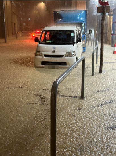 香港发出黑色暴雨警告信号！有女子过马路时被狂流冲倒2