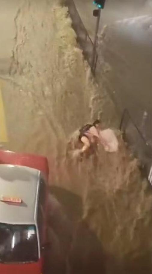 香港深夜挂黑色暴雨警告信号：一小时降雨158毫米破百年最高纪录4