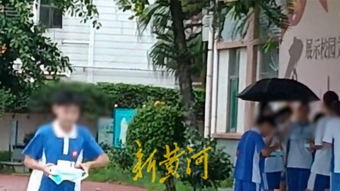 未在校内订餐学生被赶出教室淋雨吃饭？涉事中学：正在调查中，教育局已介入2