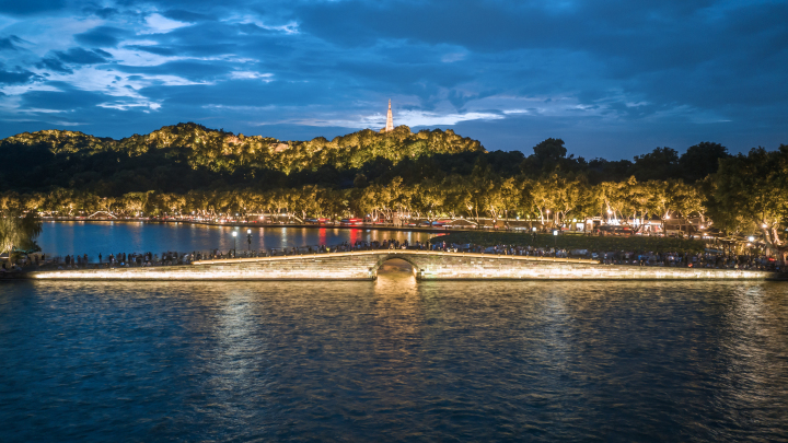 好夢幻的亞運夜西湖！9月6日起至10月28日，西湖夜景燈光每日開啟1
