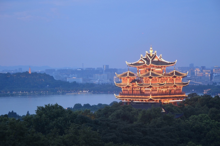 好夢幻的亞運夜西湖！9月6日起至10月28日，西湖夜景燈光每日開啟4