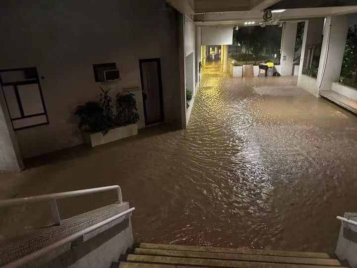 香港深夜挂黑色暴雨警告信号：一小时降雨158毫米破百年最高纪录2