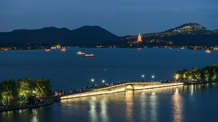 好夢幻的亞運夜西湖！9月6日起至10月28日，西湖夜景燈光每日開啟2