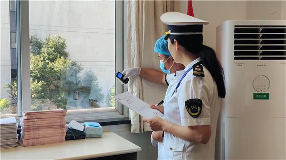 检测人员拿出专业测量仪器在教室的不同点位进行检测。通讯员 邬姜摄