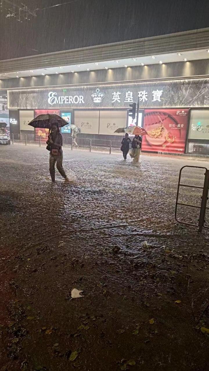 香港深夜挂黑色暴雨警告信号：一小时降雨158毫米破百年最高纪录3