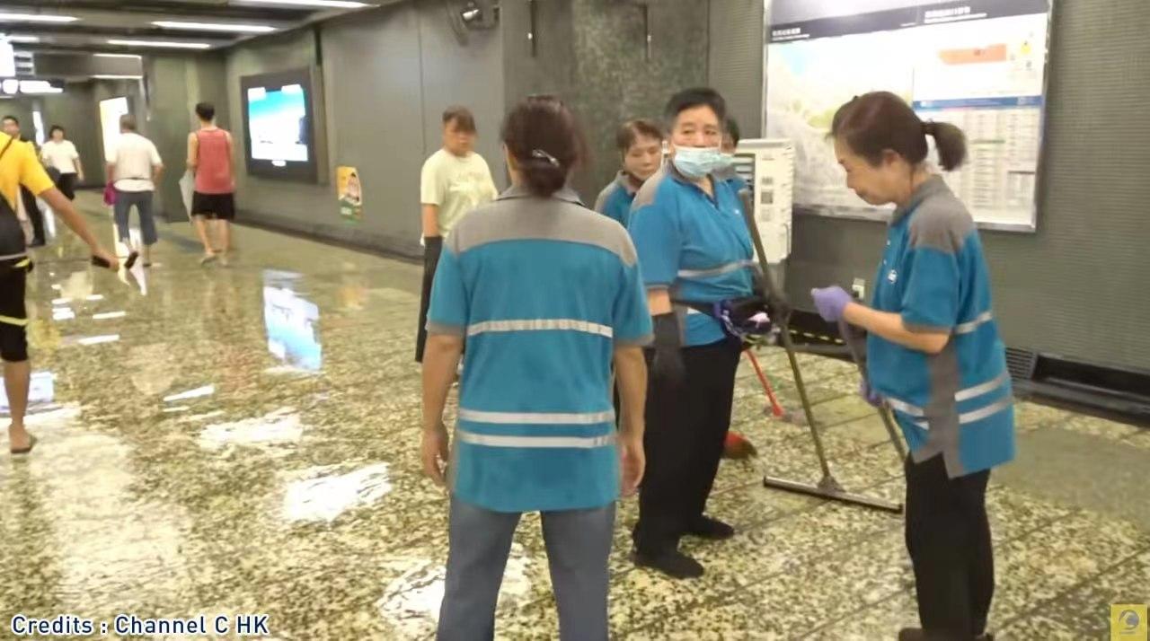 香港深夜挂黑色暴雨警告信号：一小时降雨158毫米破百年最高纪录7