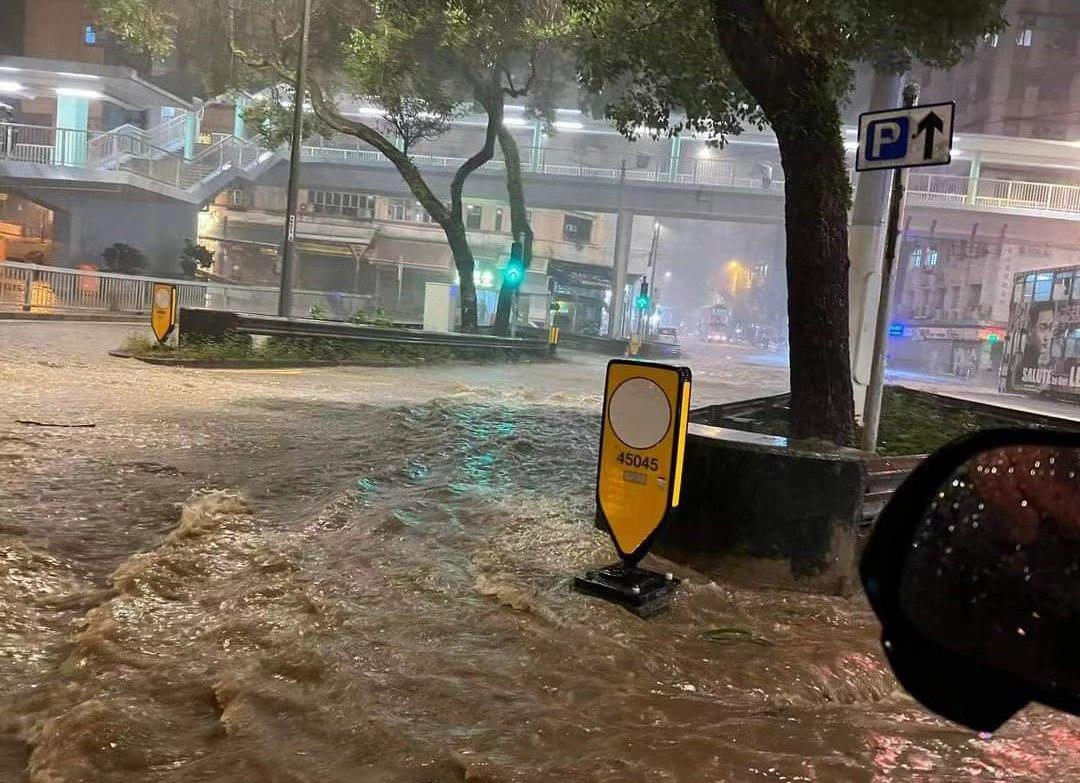香港深夜挂黑色暴雨警告信号：一小时降雨158毫米破百年最高纪录1