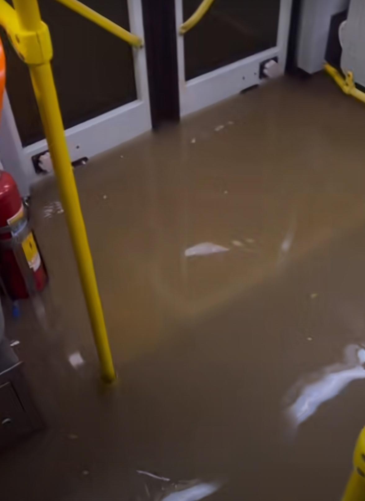 香港深夜挂黑色暴雨警告信号：一小时降雨158毫米破百年最高纪录6