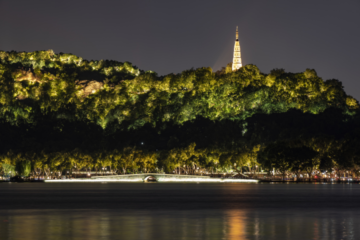 好夢幻的亞運夜西湖！9月6日起至10月28日，西湖夜景燈光每日開啟3