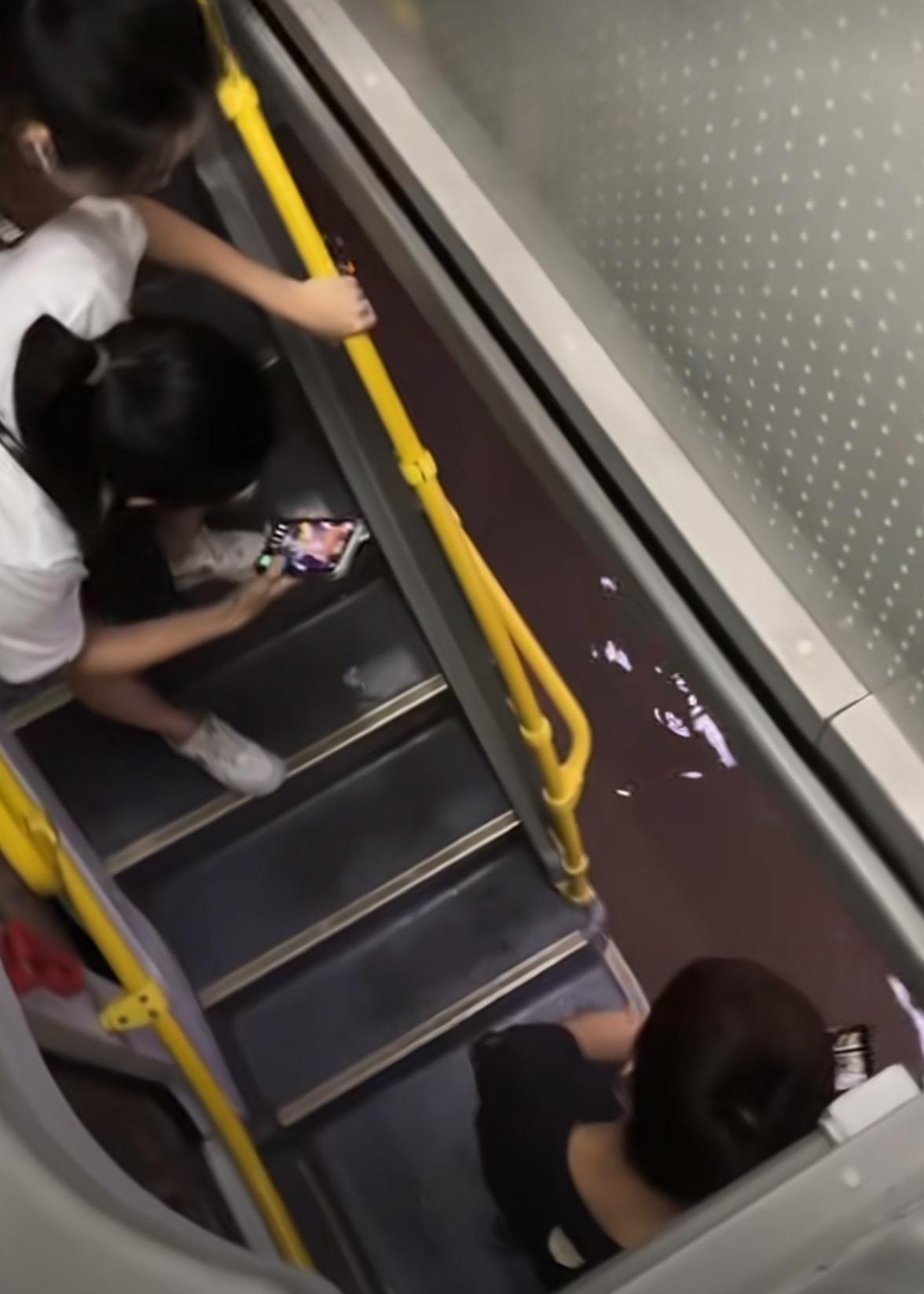 香港深夜挂黑色暴雨警告信号：一小时降雨158毫米破百年最高纪录5