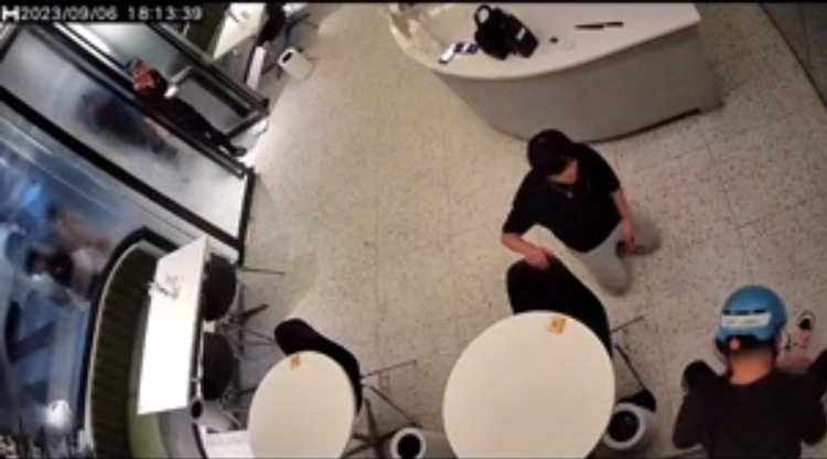 店员因出餐慢遭外卖员飞踹逼迫下跪 警方回应：已介入处理