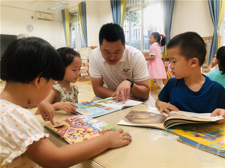 幼儿园来了个男老师 “95后”体育研究生成了“孩子王”4