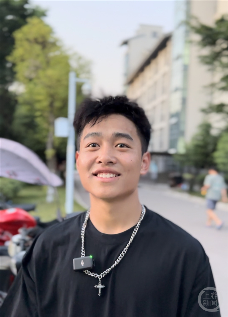 暑期跑了两个月外卖 大一新生攒钱买摩托车从西昌骑来重庆报到1