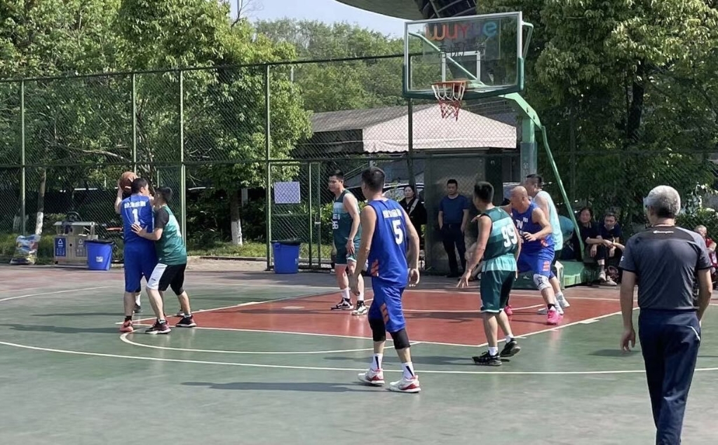 篮球爱好者正在进行激烈的对决。大渡口区体育局供图  华龙网发