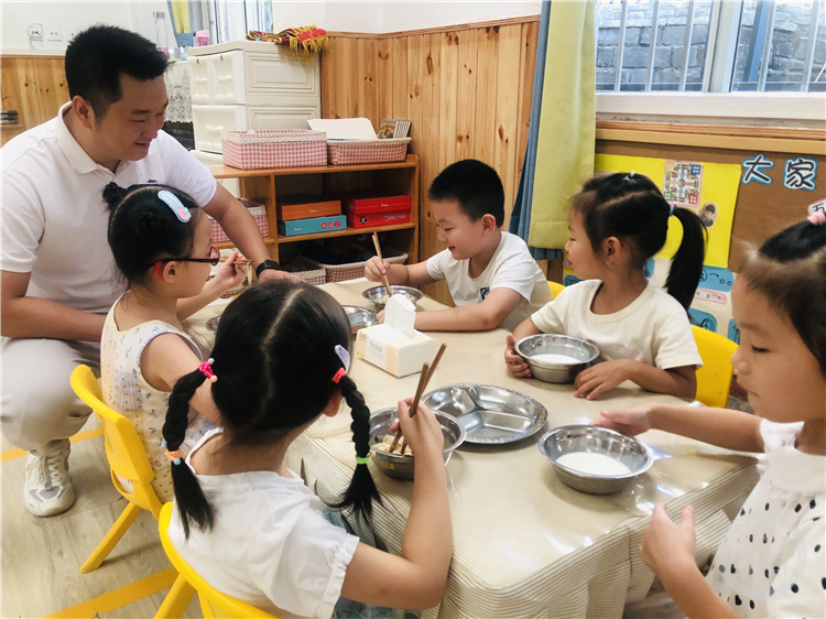 幼儿园来了个男老师 “95后”体育研究生成了“孩子王”3