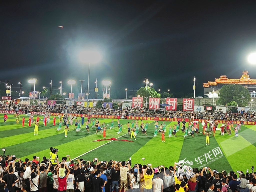 重庆万州烤鱼足球队中场表演带来《秀魅万州》。华龙网 陈楚瑜 摄