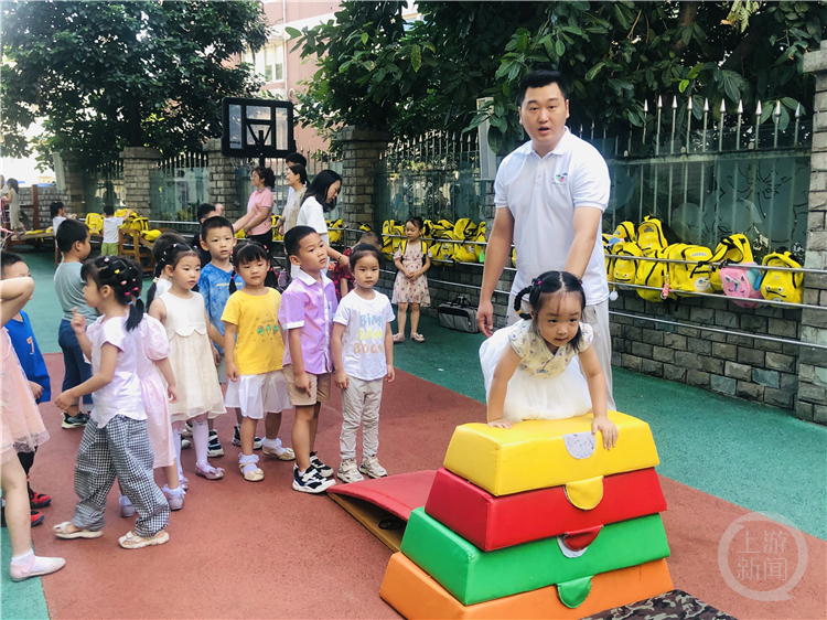 幼儿园来了个男老师 “95后”体育研究生成了“孩子王”1
