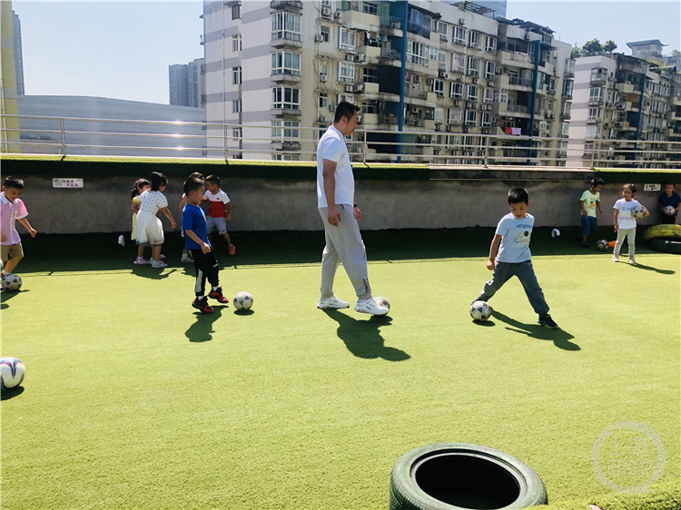 幼儿园来了个男老师 “95后”体育研究生成了“孩子王”5