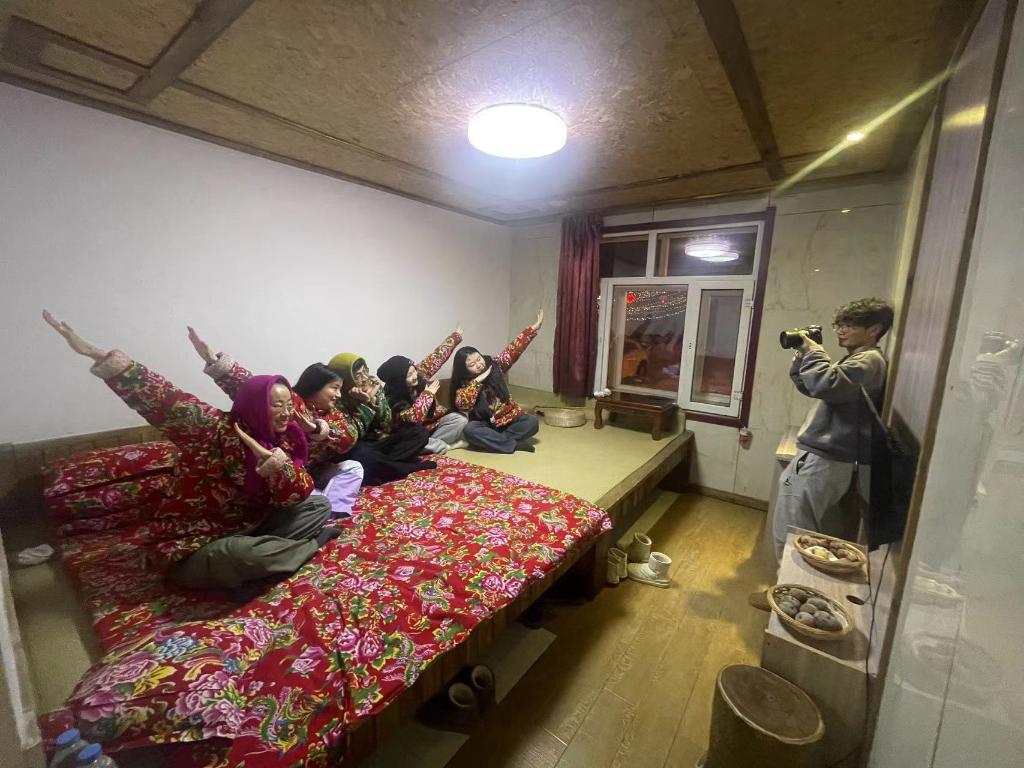 在东北“大炕房”拍时尚写真，成了不少游客的必选项。受访者供图