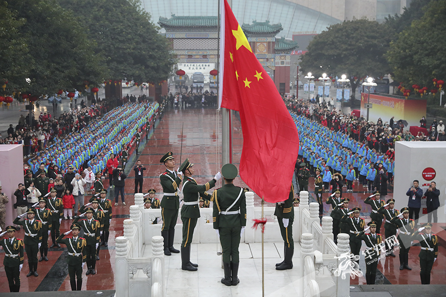 1月1日，重庆人民广场举行隆重的升国旗仪式。华龙网首席记者 李文科 摄 (2)