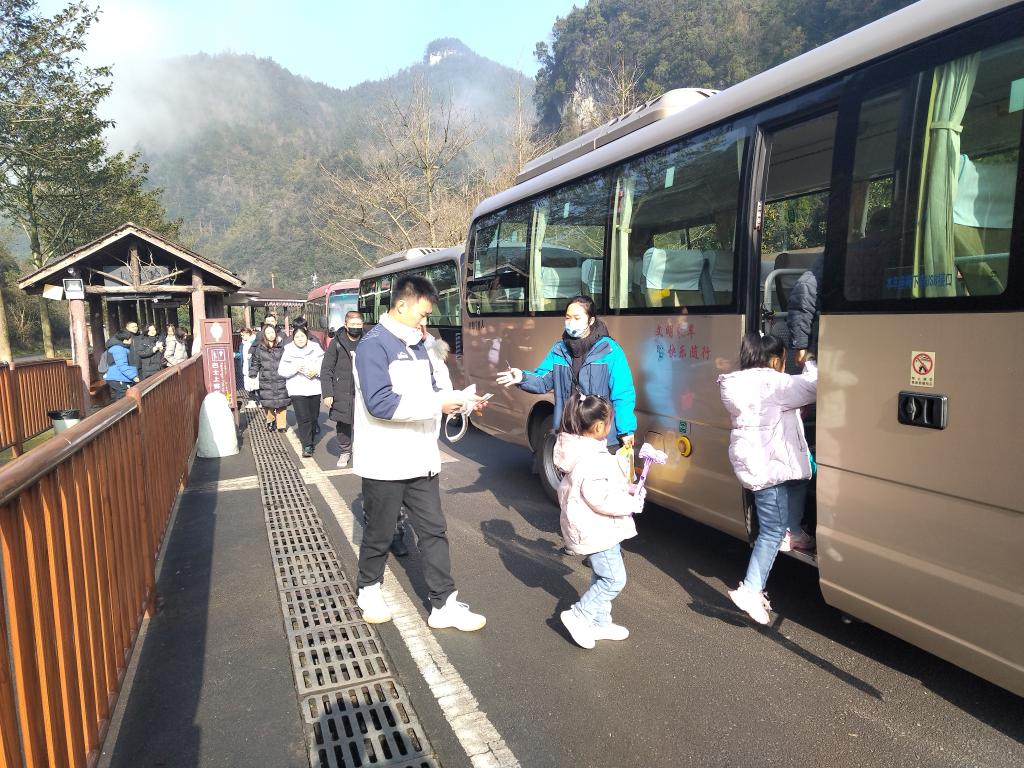 乘客乘坐金佛山景区接驳线。重庆南部公交供图