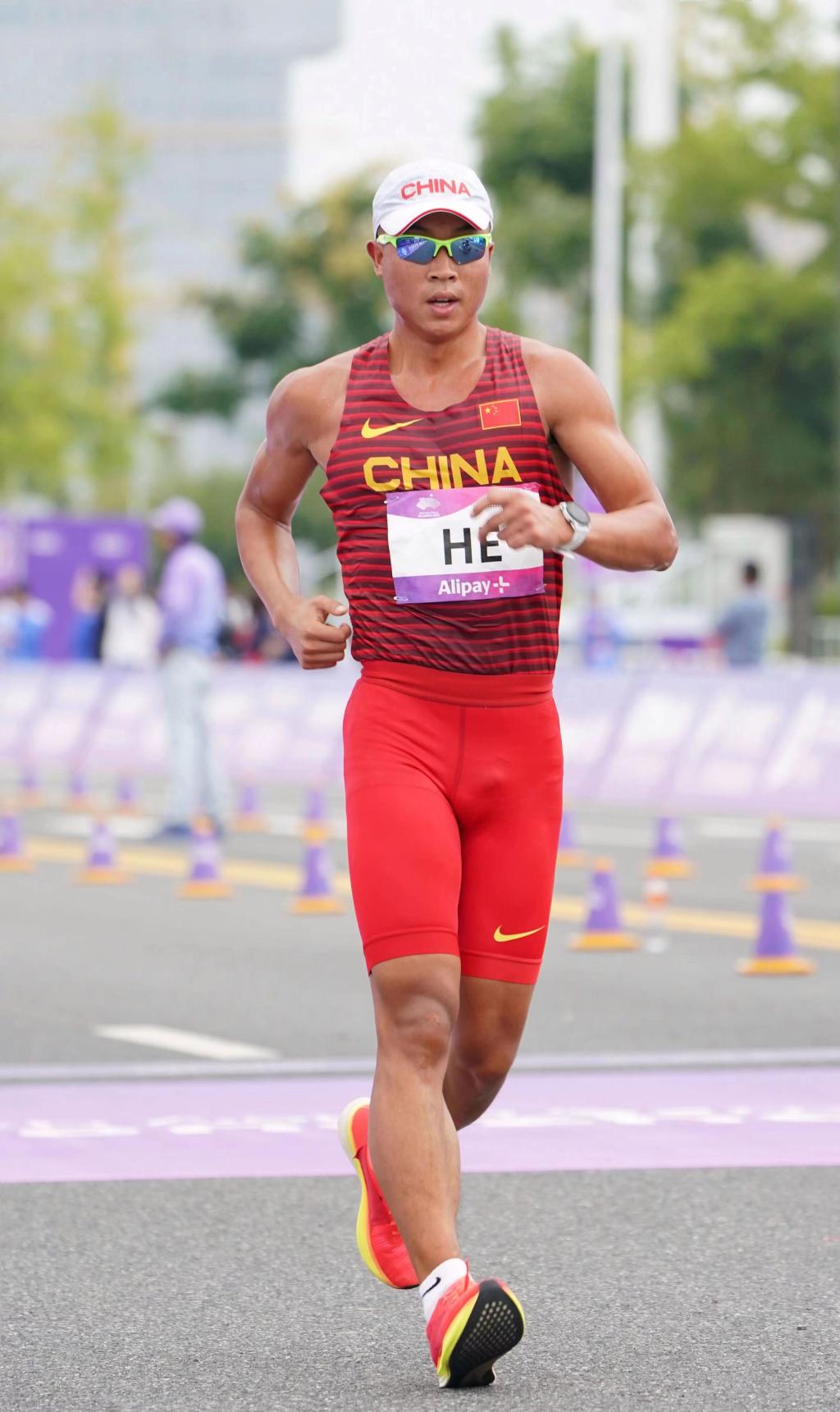 重庆运动员贺相红在杭州第19届亚运会田径混合35公里竞走团体比赛中夺金