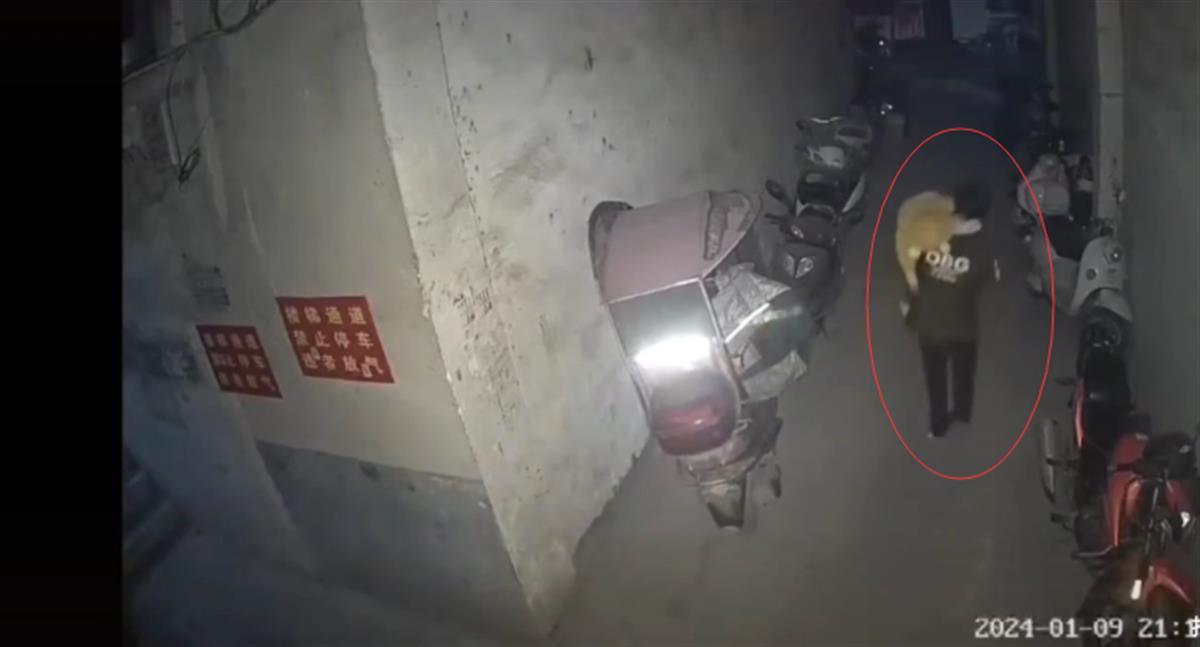 湖南一女童在巷道被男子强行抱走，官方：已平安找到，涉事男子正接受调查1